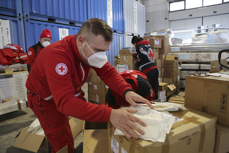 Avezzano (AQ), 10 marzo 2022 – Volontari e operatori di protezione civile al lavoro nell'hub di Avezzano per preparare un carico di aiuti con destinazione Suaceva (Romania), polo logistico individuato dal Meccanismo Unionale